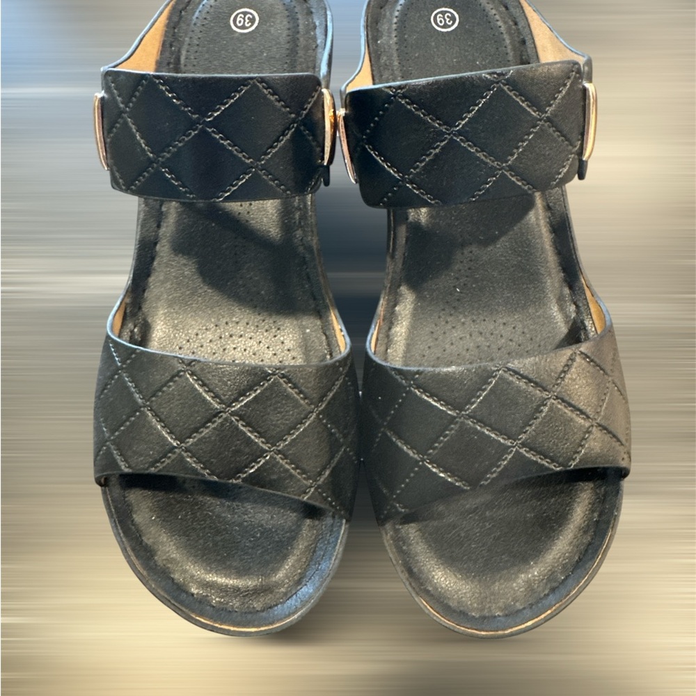 Black Quilted Women's Sandals‎ size 8